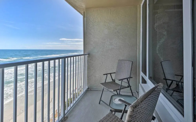 Walk to Ocean: Bright Daytona Beach Condo!