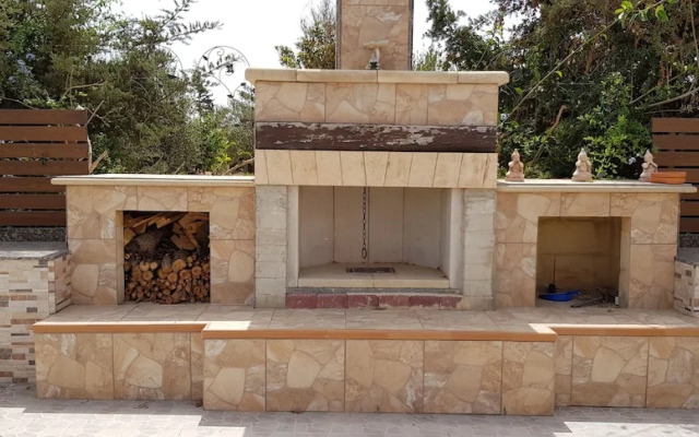 Rustic Villa With Pool, Sleeps 6 & Terrace