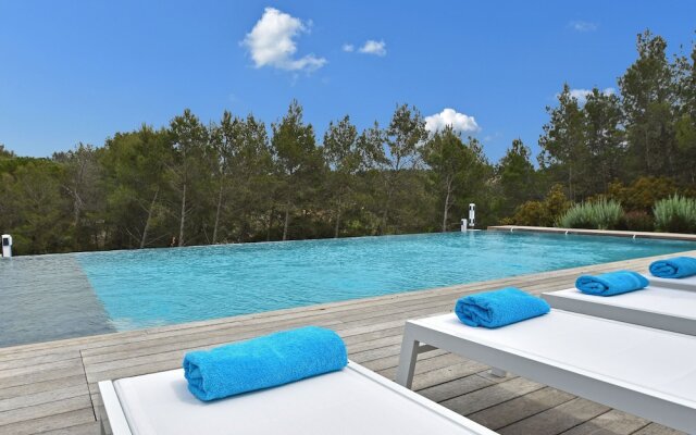 Villa On A High End Residence In Nimes With Heated Pool