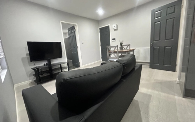 Private Luxury Apartment - Free Parking & Wi-fi