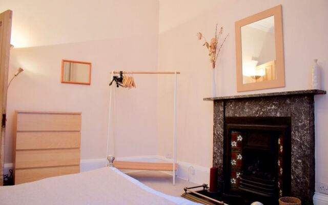 2 Bedroom Stockbridge Flat