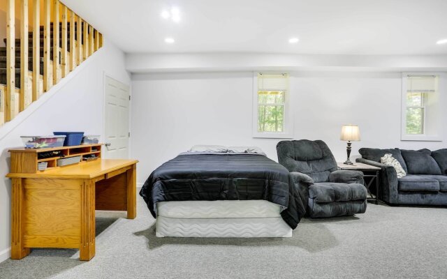 Walk to Lake Wallenpaupack: Poconos Vacation Home