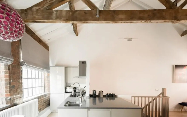 The Warehouse Loft - Trendy Converted Warehouse 3bdr