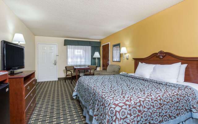 Days Inn & Suites by Wyndham Warner Robins Near Robins AFB