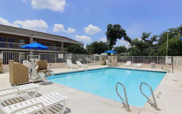 Motel 6 Austin, TX - Central Downtown UT