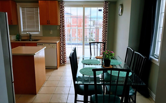 Entire 3 Bedroom Townhouse in Markham