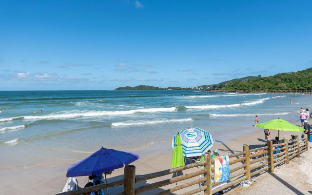 Apto c/ varanda a 160m da praia de Bombas COL102