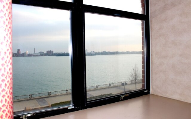 Roberts Riverwalk Urban Resort Hotel