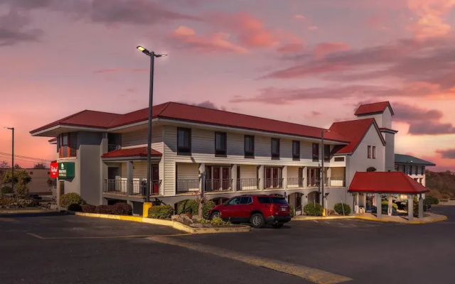 HomeTowne Studios by Red Roof Lancaster