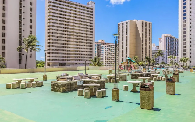Waikiki Banyan 3409