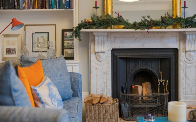 Charming Flat in Leafy West London by Underthedoormat