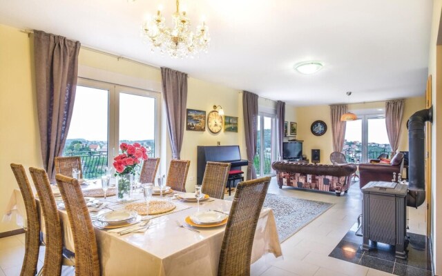 Amazing Home in Zagreb With 4 Bedrooms, Wifi and Jacuzzi