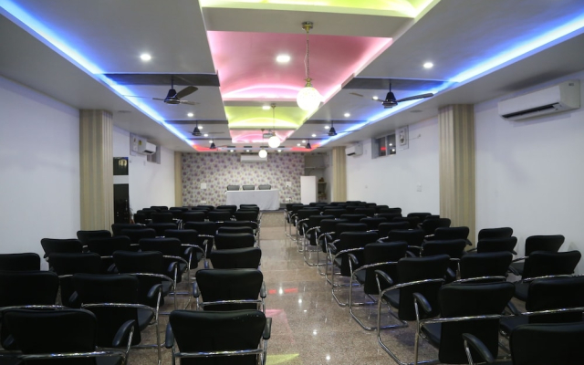 Hotel Dhanraj Palace