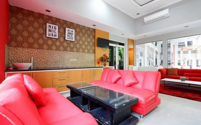RedDoorz near Solo Square 3