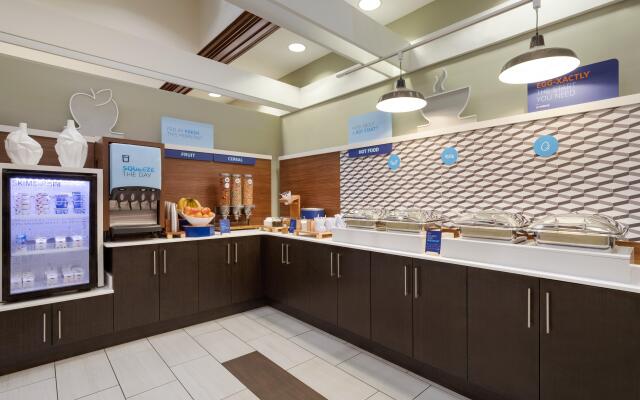 Holiday Inn Express & Suites Mt. Pleasant by IHG