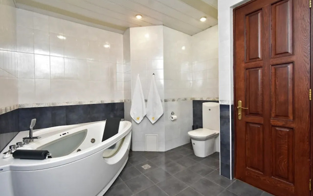 North Ave. apartment by Luxe Group HH777