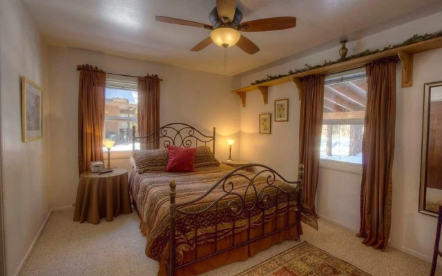 Breezy Pines Cabin 4 Bedroom Home by RedAwning
