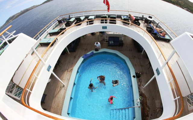 Captain Cook Cruises Fiji - Reef Endeavour