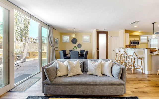 Walk to Mission Beach: Centrally Located Townhome