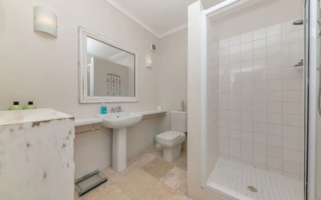 Tropical 1BD Hideaway Near Queens Beach, Fresnaye!