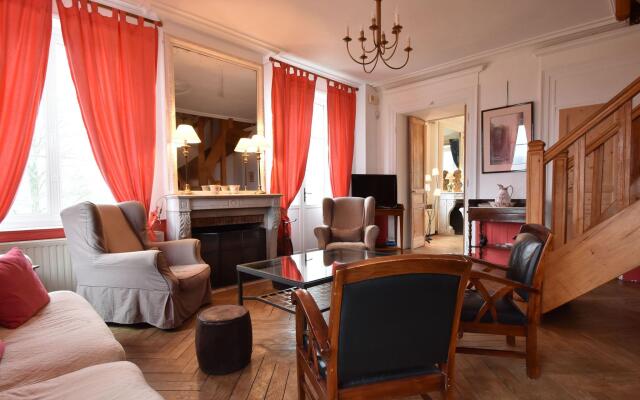 Modish Castle in Asnières with Terrace