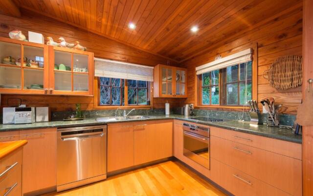 Veronica House - Russell Holiday Home