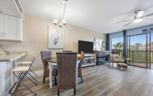 Treetop Beach Condo Sleeps 7!