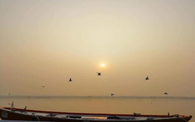 Pretty Garden View, 3BHK Furnished Flat near Kashi Vishwanath Temple