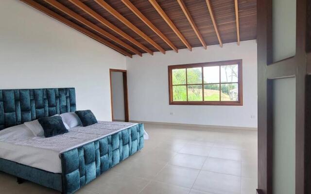 Amazing Medellín Views, Modern Villa with Jacuzzi