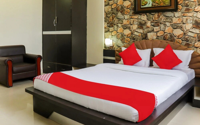 OYO 41953 Hotel Trinity East