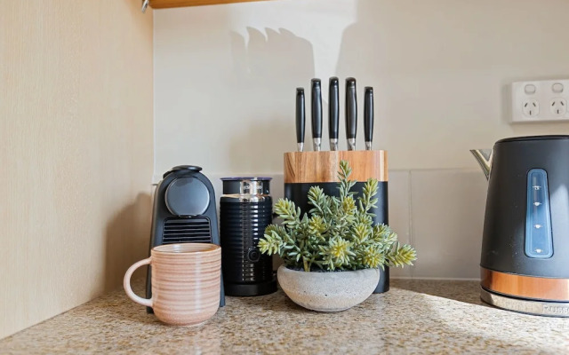 Lakeside Luxe Retreat - Pool View BBQ Spa Bath