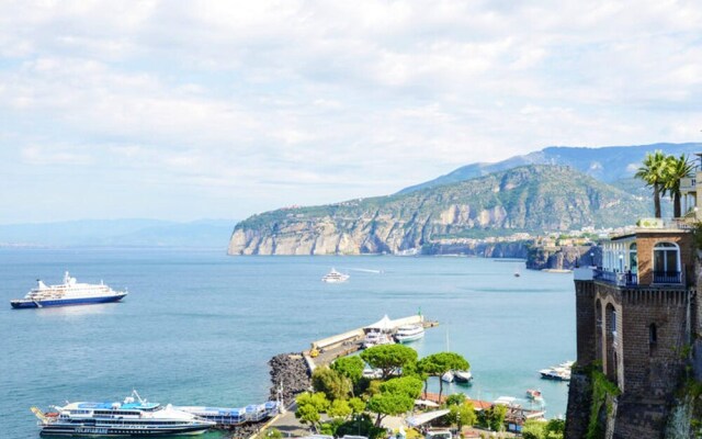 Studio in Sorrento, With Wonderful sea View, Furnished Garden and Wifi - 1 km From the Beach