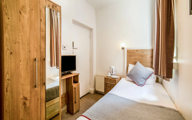 OYO TamTam Acton Hotel