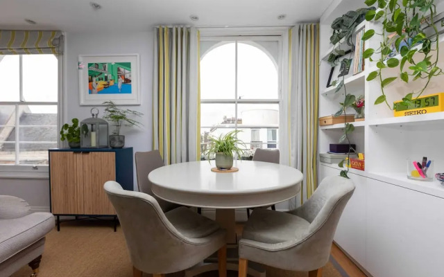 Spacious 3 Bedroom in Notting Hill With Balcony