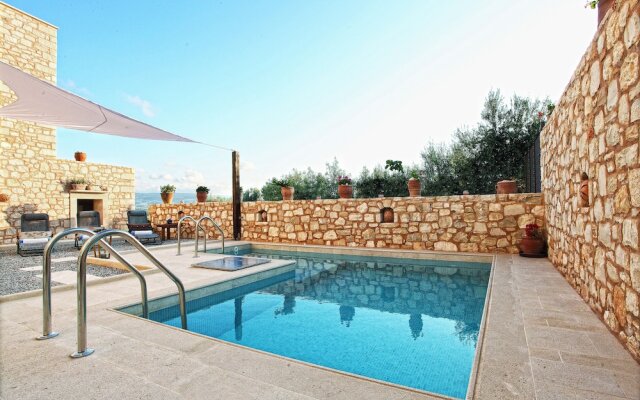 Villa with private pool near the beach