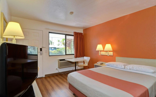 Motel 6 Palm Springs, CA - East - Palm Canyon