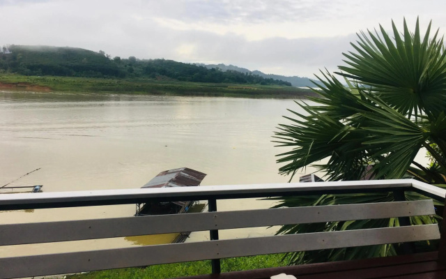 Baan Dongsak River view