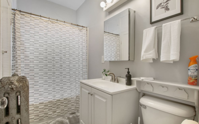 3BR Apartment w Laundry in Rogers Park