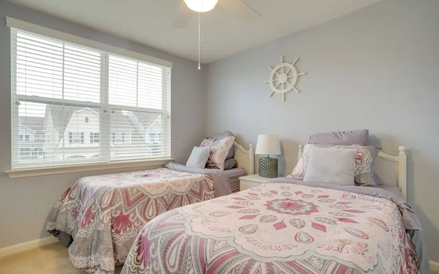Shuttle to Beach: Millville Townhome w/ Porch