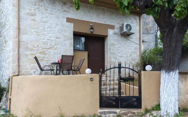 2 bedrooms appartement with enclosed garden and wifi at Ρούστικα