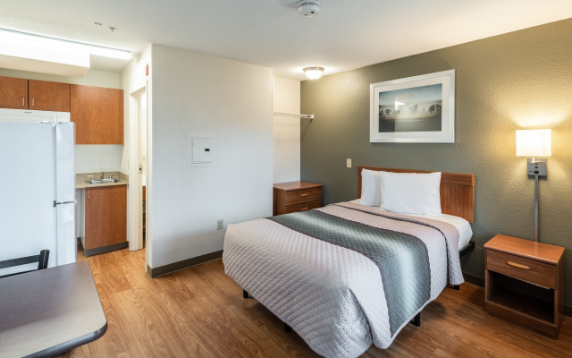 HomeTowne Studios by Red Roof Spokane - Valley