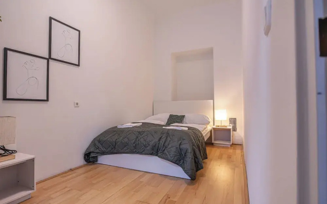 3 Apartments For 16 Near Lugner