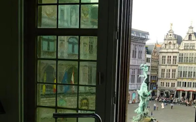 Antwerp old town triplex apartment