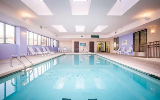 La Quinta Inn & Suites St. Louis Airport - Riverport
