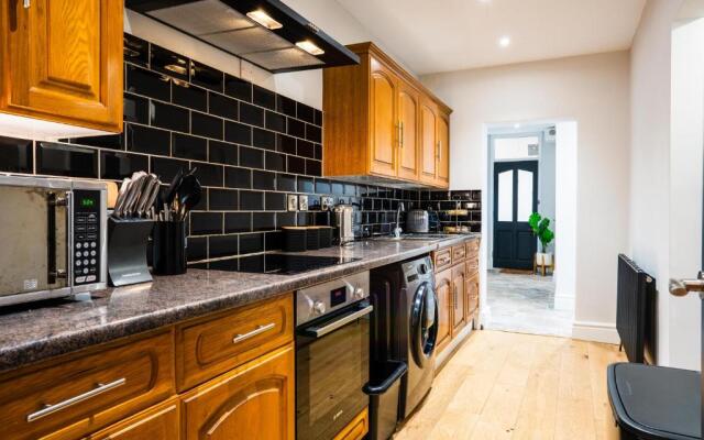 Central, stylish 3 bed apartment with sea views