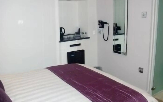 Farnham Hotel
