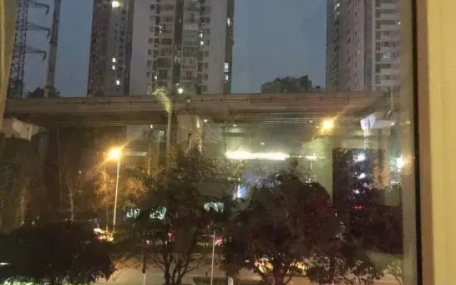 Chongqing Xilai Hotel (Chongqing Business and Industry University 6 kilometers light rail station)