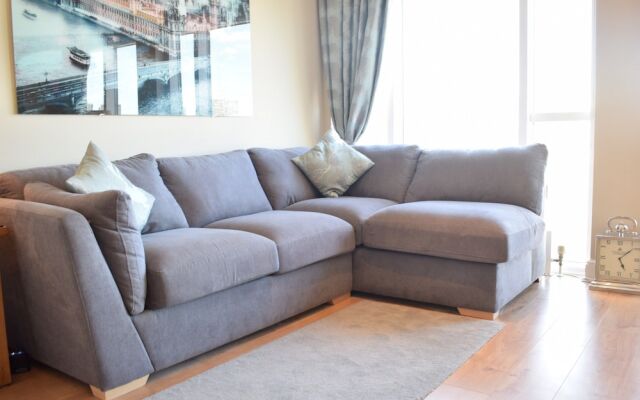 Newly Refurbished Thameside Apartment