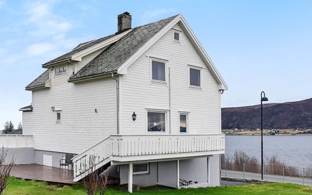 10 Person Holiday Home in Haramsøy