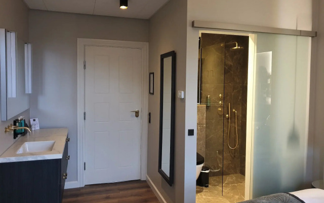 Ascot Hotel & Apartments